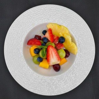 Fruits frais de saison avec citron vert et miel